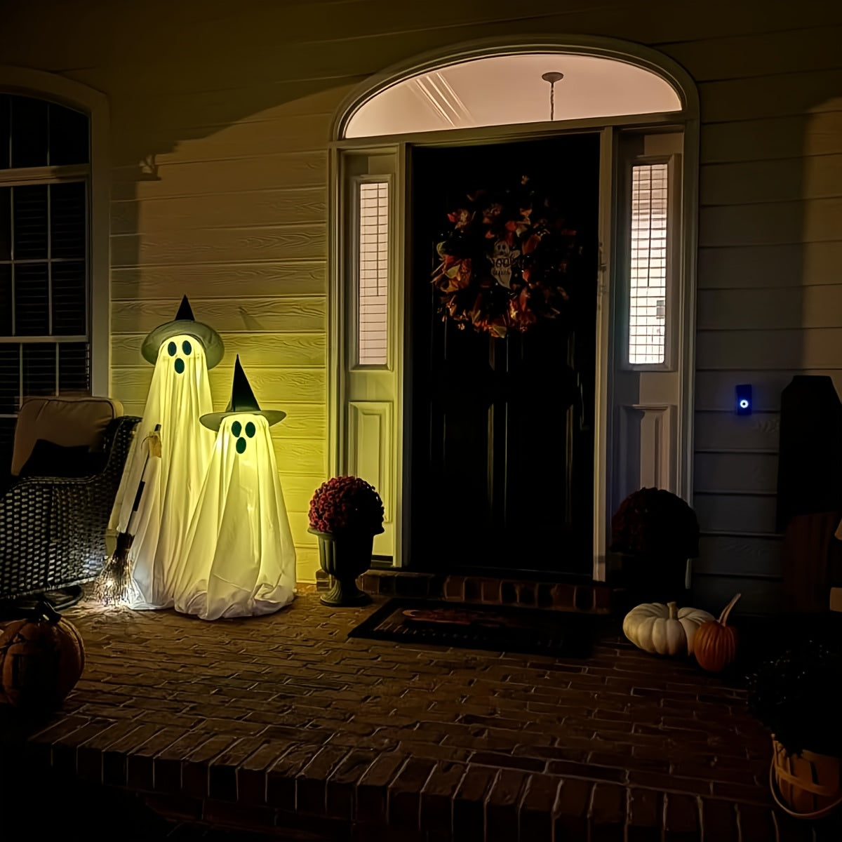 Halloween Standing Ghost Figure with Hat, Light-Up Atmospheric Decoration for Front Porches And Yards, Outdoor Halloween Ambiance Ornament (Batteries Not Included)